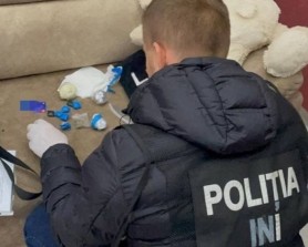 Doi bărbați și o femeie vindeau droguri pe Telegram. Venitul zilnic al organizatorului era de circa 10 mii de lei